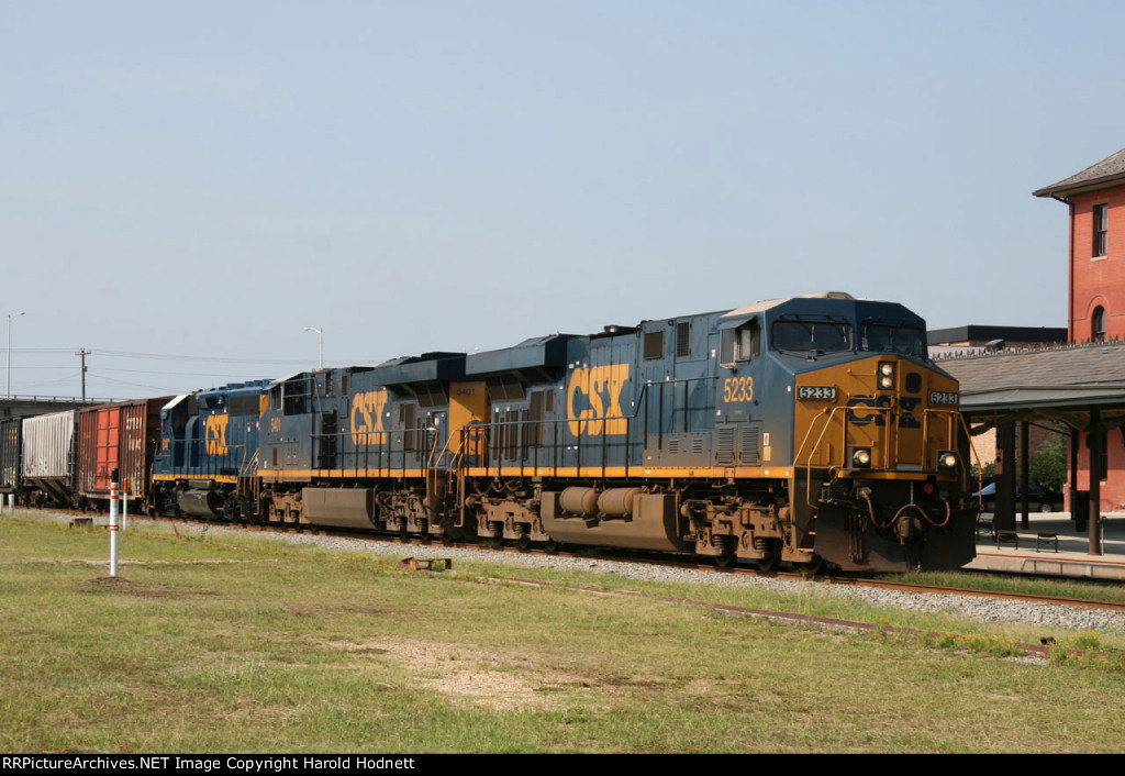 CSX 5233 leads train Q406 northbound